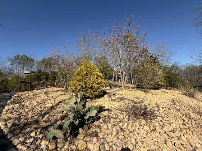 Building Photo - 670 The Wds Rd