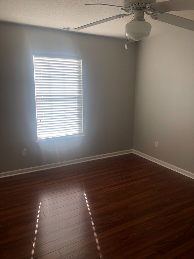 Building Photo - Beautiful Townhome 2Bed/ 1 Bath