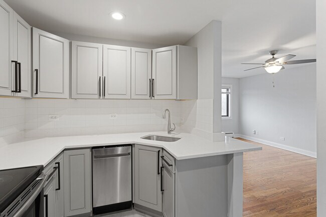 Building Photo - 6826 N Ridge Blvd