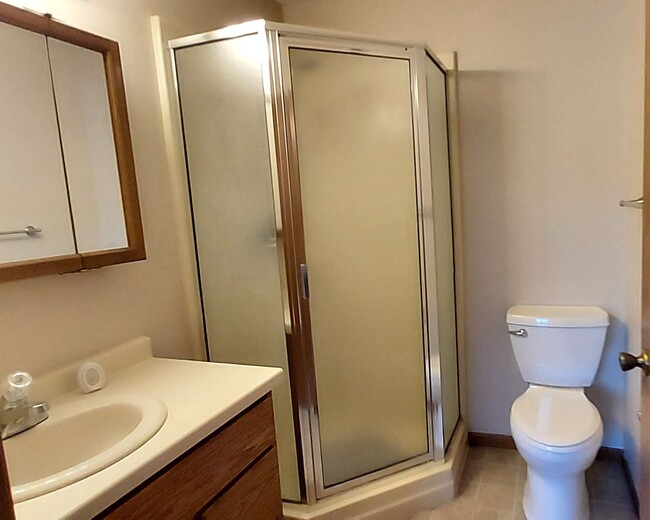 Building Photo - Nice 2 Bedroom Townhome