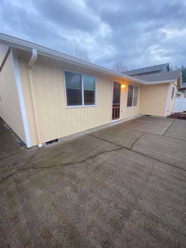 Building Photo - Well Maintained 3 Bedroom 2 Bath Home in N...