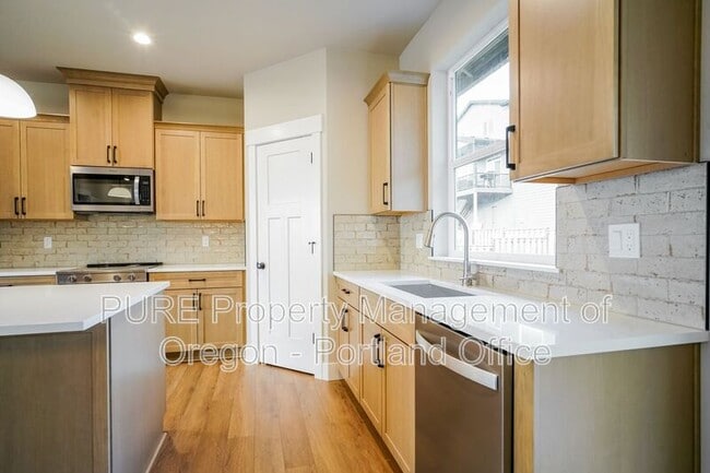 Building Photo - 2659 NE Justus Ave