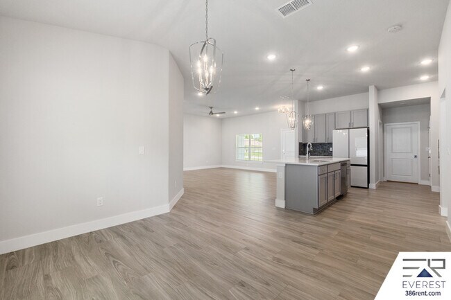 Building Photo - 8 Longview Ln