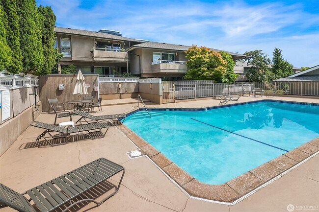 Building Photo - Top-Floor Downtown Bellevue Condo with Sunset Views