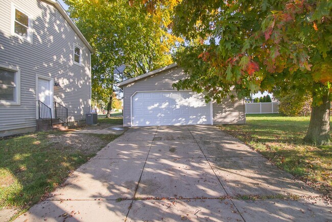 Building Photo - 3 bedroom 3 bathroom Single Family Home