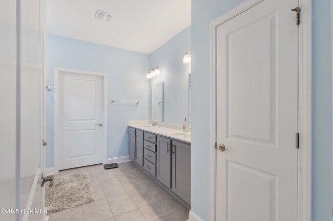 Building Photo - 614 Silos Wy