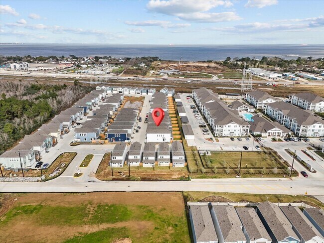 Building Photo - 594 Avisa Dr