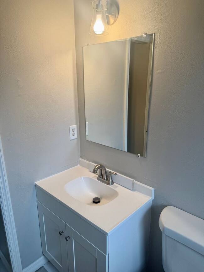 Building Photo - Completely Renovated 3/2 Located in Quiet Palm Harbor Community