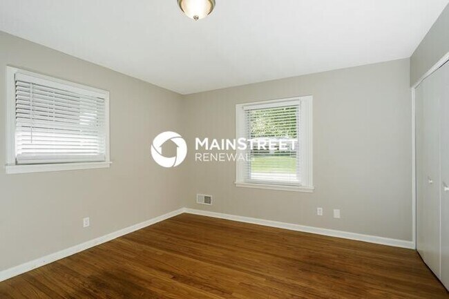 Building Photo - 3 Bedroom Pet-Friendly Home in LOUISVILLE, KY with Main Street Renewal