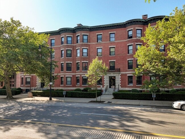 Building Photo - 1064 Beacon St