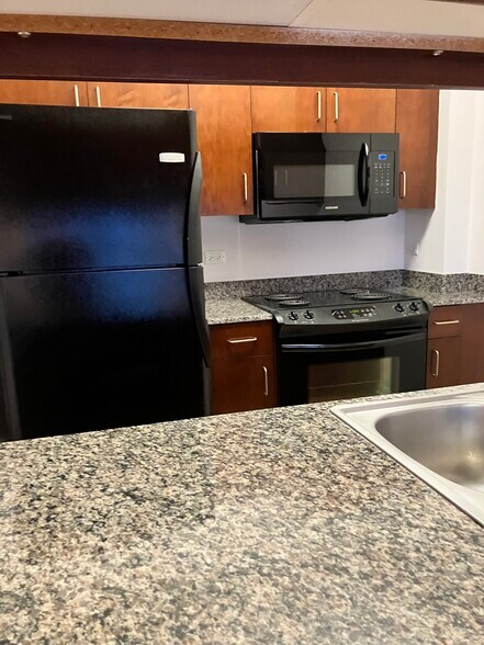 Building Photo - 1740 Oak Ave