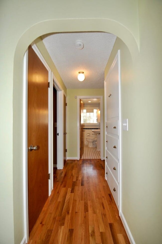 Building Photo - Charming 2 bed 1 bath bungalow with 2nd living room