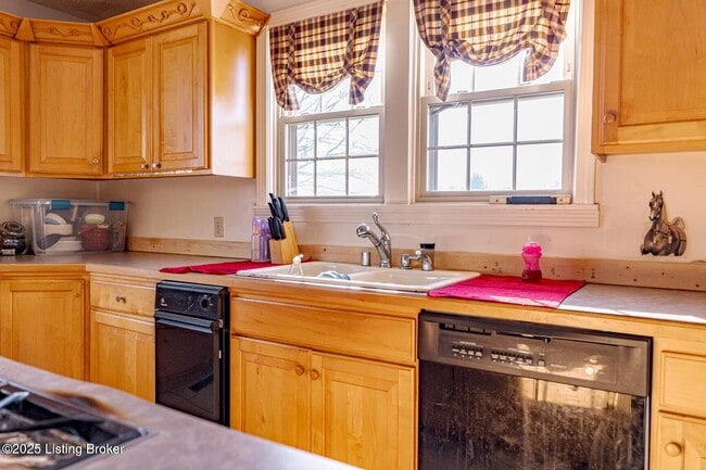 Building Photo - 2890 Shelbyville Rd