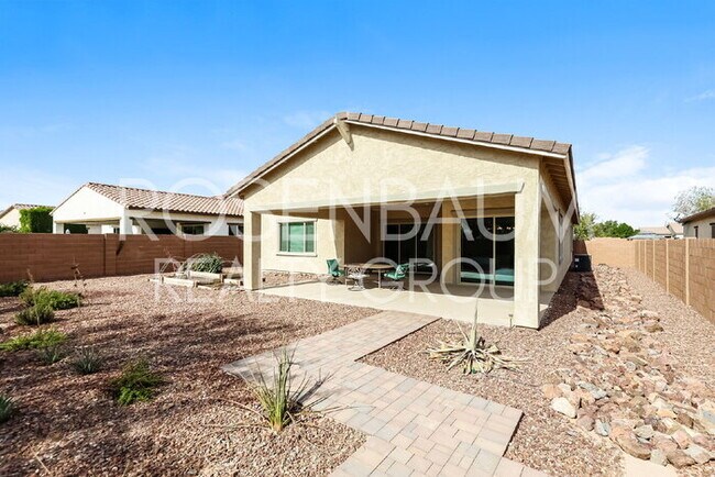 Building Photo - Stunning 4-bedrooms, 3-baths home in the h...