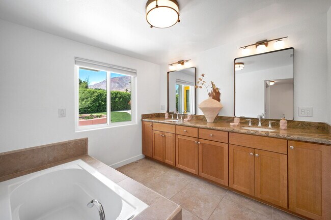 Building Photo - 43795 Acacia Dr