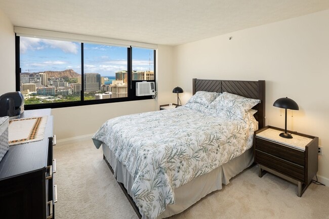 Building Photo - 2 bedroom, 2 Bath Condo with BEAUTIFUL Mountain, Ocean, and Diamond Head Views.