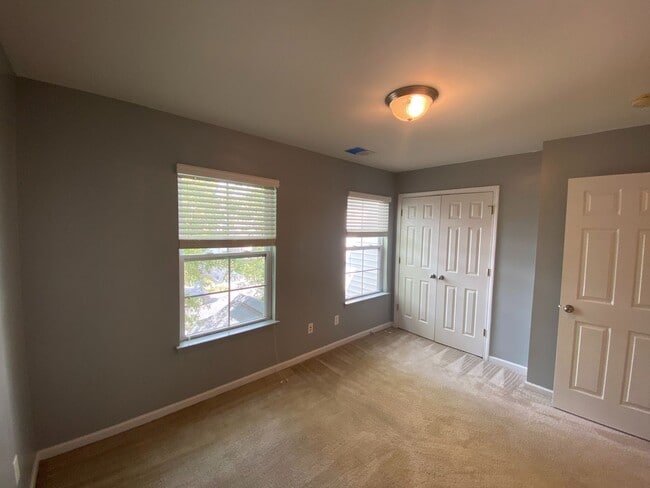 Building Photo - Beautiful Townhome located in the Cedar Mill Complex!