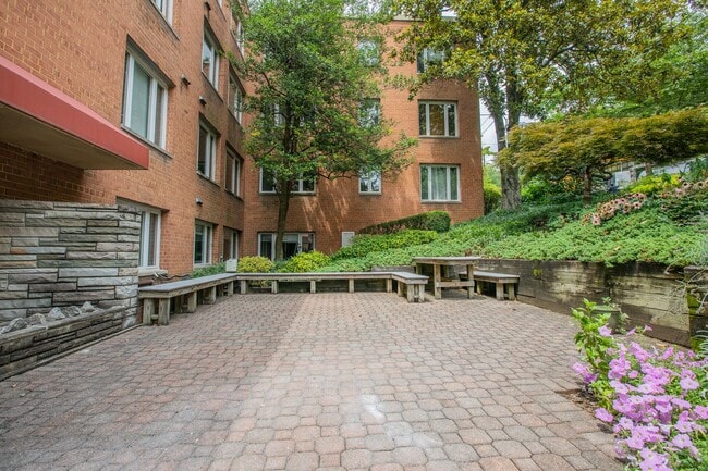 Building Photo - Lovely 1 BR/1 BA Lower Level Condo in Glov...