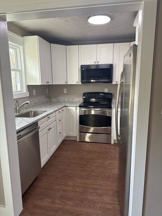 Building Photo - Country Ranch Style Home with attached Gar...