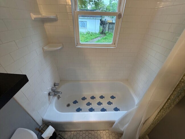 Building Photo - Cozy 4-Bedroom 1 Bath Home  in Peaceful Lo...