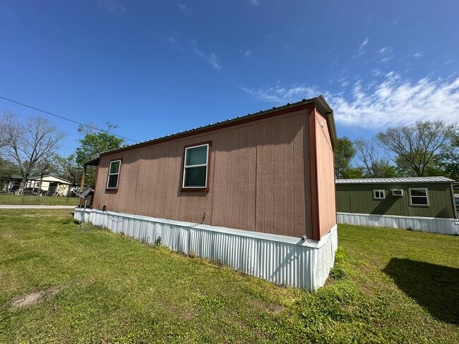 Building Photo - 401 N Clegg St