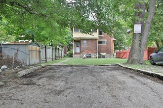 Building Photo - Great CENTRAL Location 5 Bedroom House - Virtual Showings Available