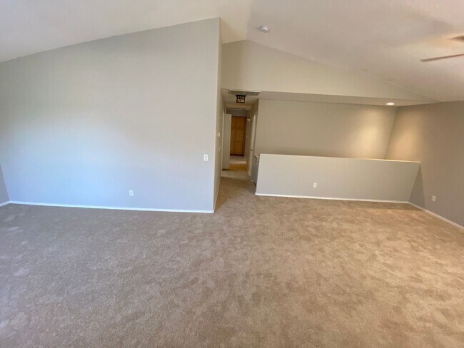 Building Photo - 4 Bedroom, 3 bath, two story with loft in ...