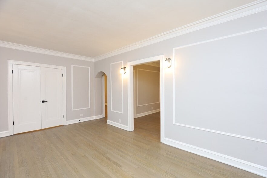 Building Photo - 1352 W Carmen Ave