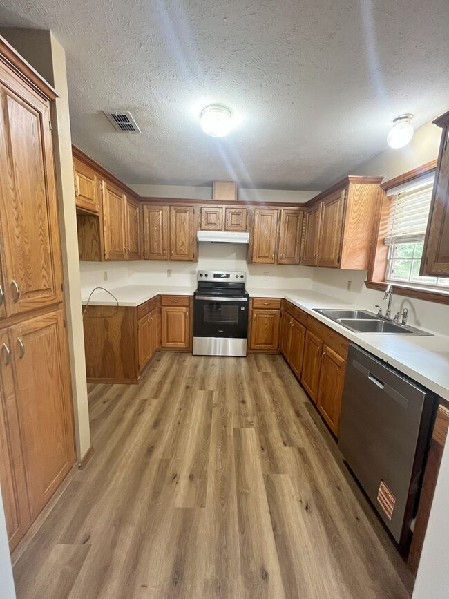 Building Photo - Charming 3 bed 2 bath with fenced yard