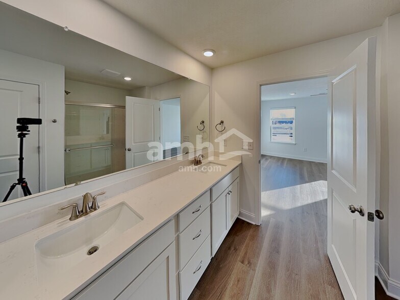 Building Photo - 9127 Henley Ave