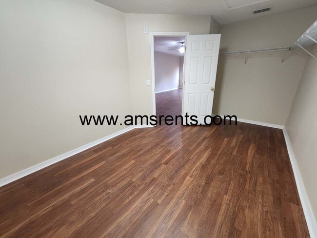 Building Photo - Delightful 3 bedroom 2.5 bath House