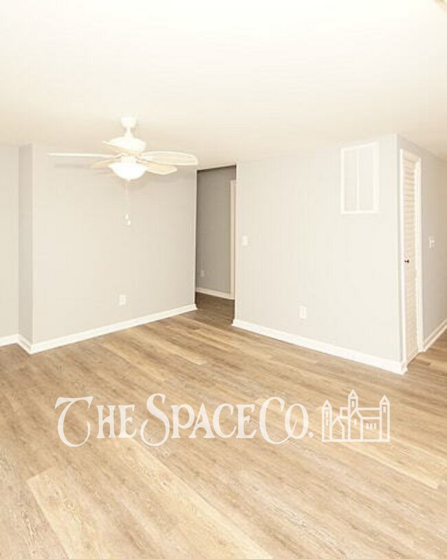 Building Photo - Charming 2-Bedroom Retreat in Vibrant Charleston  Perfect for Cozy Living!