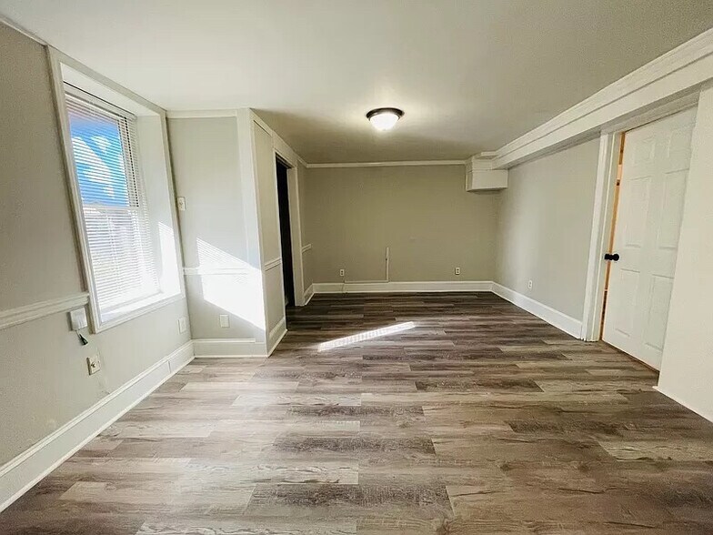 Building Photo - Room in Duplex on Heathcliff St
