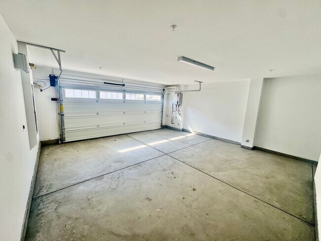 Building Photo - Gorgeous Newly Constructed Townhome