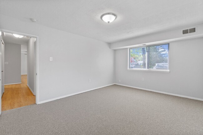 Building Photo - Fairwinds. Renovated and Updated. Spacious 2 bed 2 bath ground level condo in Annapolis!