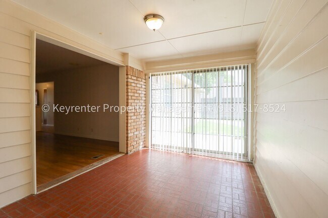 Building Photo - LARGE | 3 Bed | 2 Bath | Midtown Tulsa