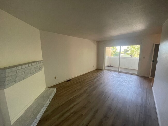 Building Photo - Cute 3 Bedroom Townhome close to UNR