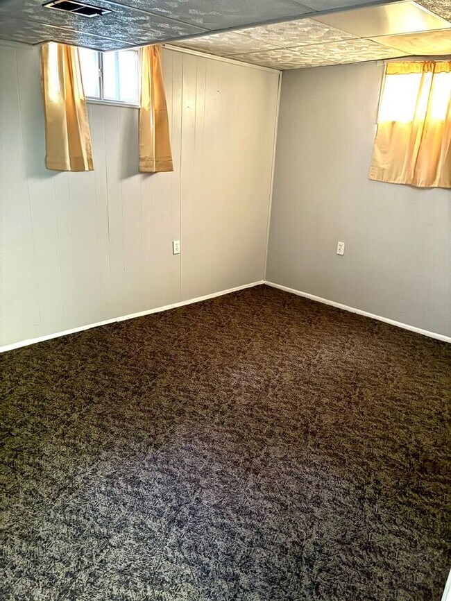 Building Photo - 4 Bedroom, 2 Bathroom Ranch