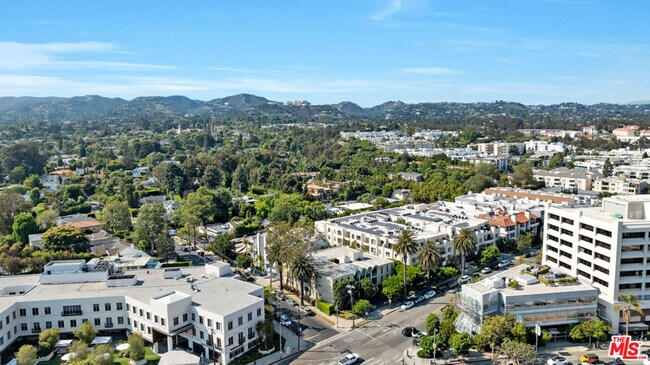 Building Photo - 11789 Montana Ave