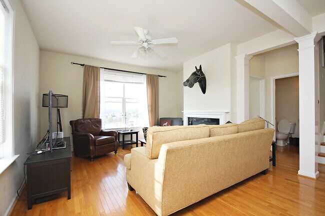 Building Photo - Pet Friendly Mill Creek Village Townhome