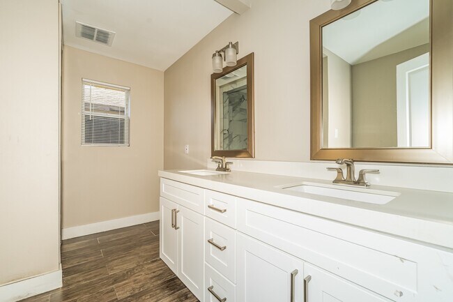 Building Photo - 10074 Woodhollow Dr