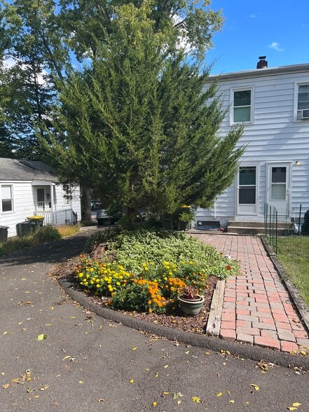 Brick Patio & Garden - 136 N Green St