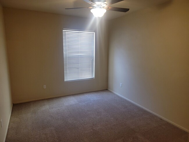 Building Photo - Clean and cozy 2 bed condo in gated commun...