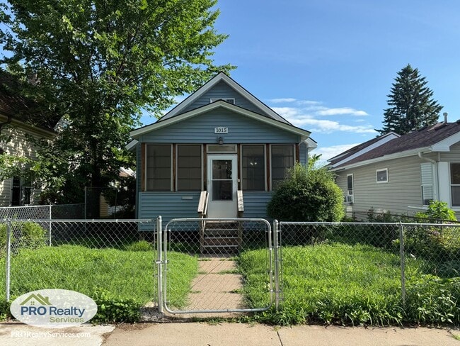 Building Photo - 2 Bedroom House In St. Paul
