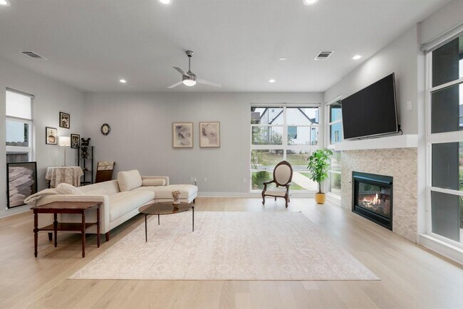 Building Photo - 6008 Florencia Ln