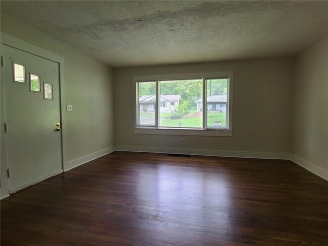 Building Photo - 1940 Meadow Ln