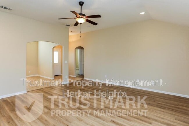 Building Photo - 401 W Libra Dr