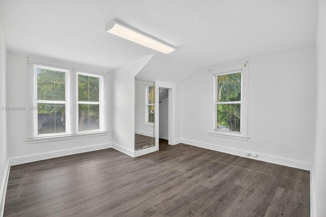 Building Photo - 220 SW 16th St