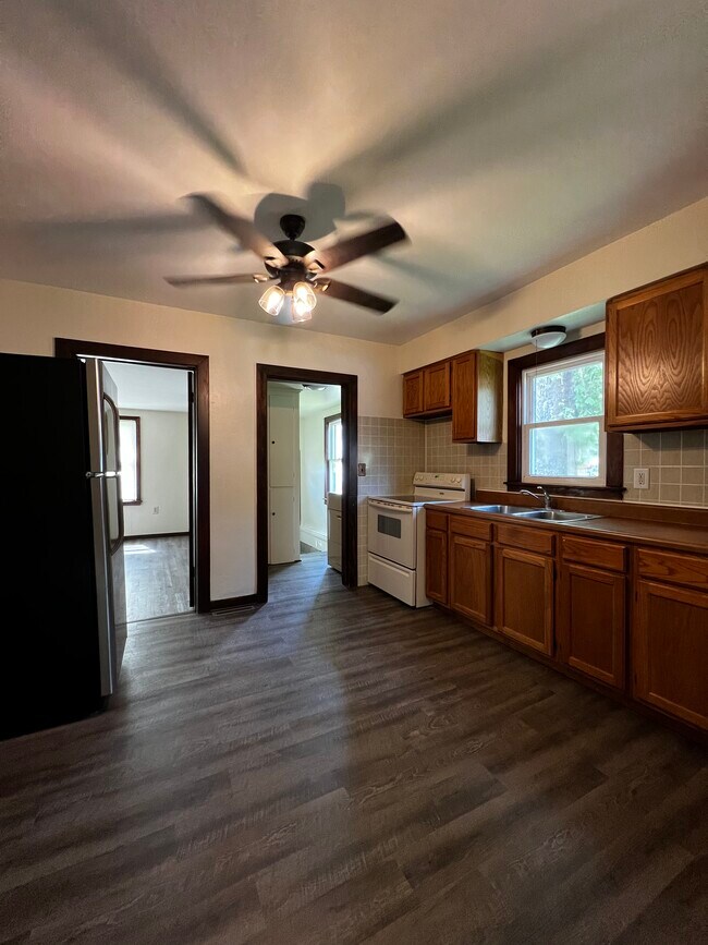 Building Photo - 111 N Chanute St