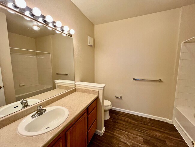 Building Photo - Very nice 2 bed 2 full bath on top floor n...